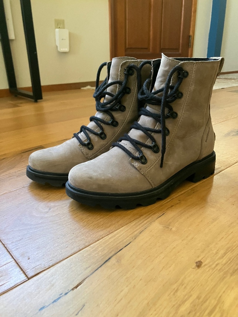 Sorel Lennox lace up waterproof boots, size 9